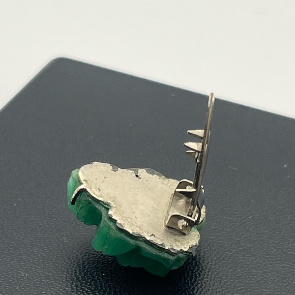 Green carved flower rose shaped stone silver tone vintage dress clip antique - Picture 10 of 16